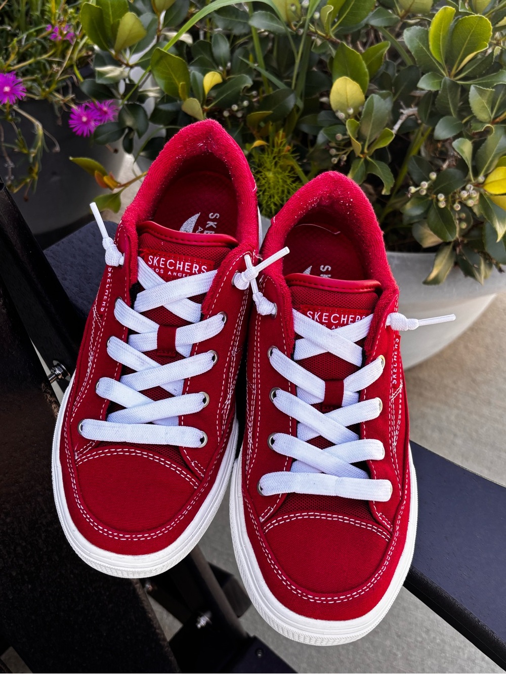 Skechers Red Low-Top Lace-Up Sneakers with White Laces size 7